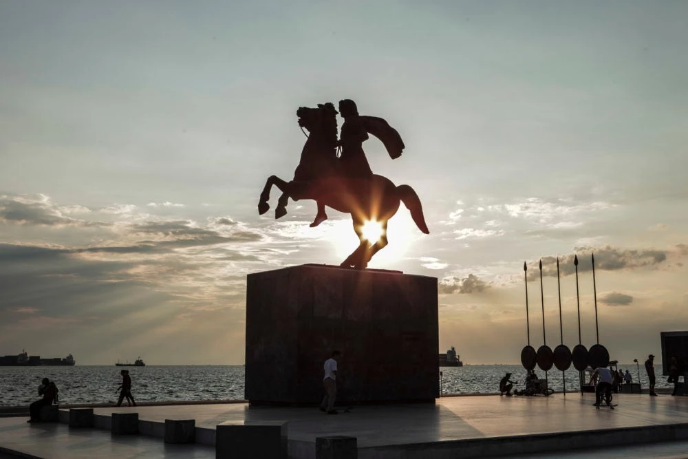Ξεκίνησε η διαγραφή της ένδοξης Ιστορίας μας: Εσβησαν τα «φώτα» στον Μεγάλο Στρατηλάτη – Σοκ στη Θεσ/κη – Δείτε την εικόνα